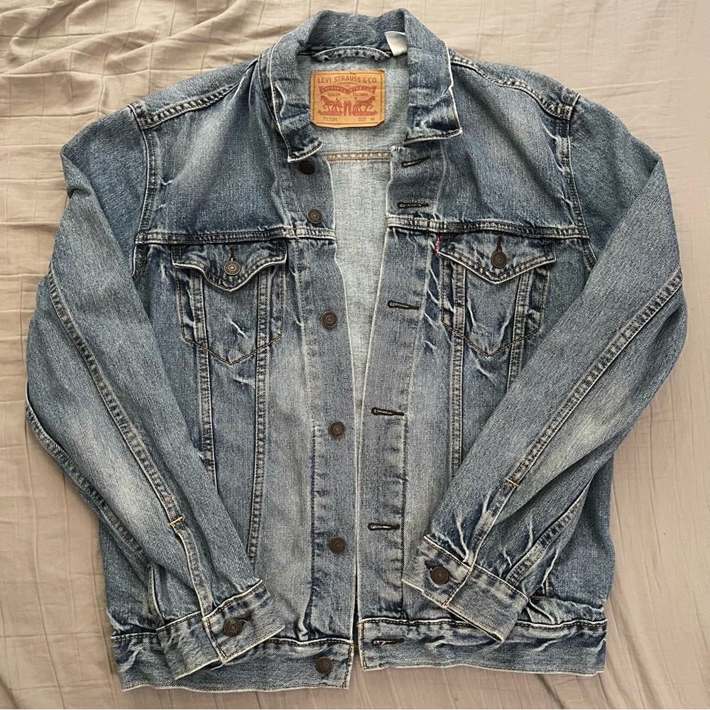 SOLD. Men’s Levi’s Trucker Denim Jacket - size Medium